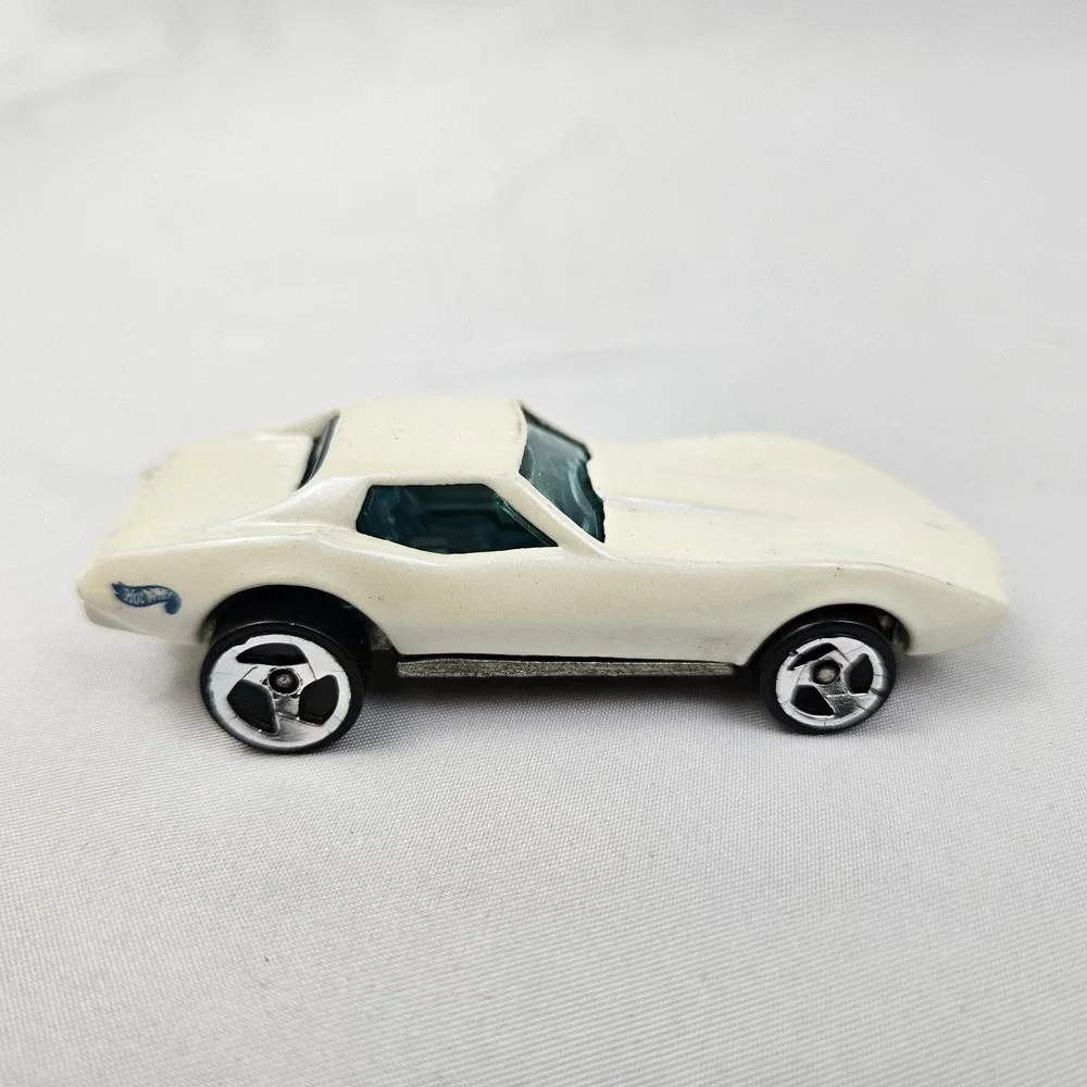 Vintage 1975 Hot Wheels Corvette Stingray Pearl White Malaysia Diecast 1:64